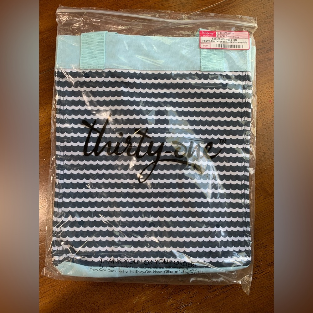 thirty-one NWT Essential Storage Tote-Scallop Stripe